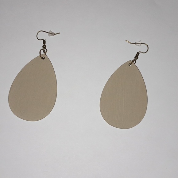 Hand Painted floral earrings . - Picture 2 of 4